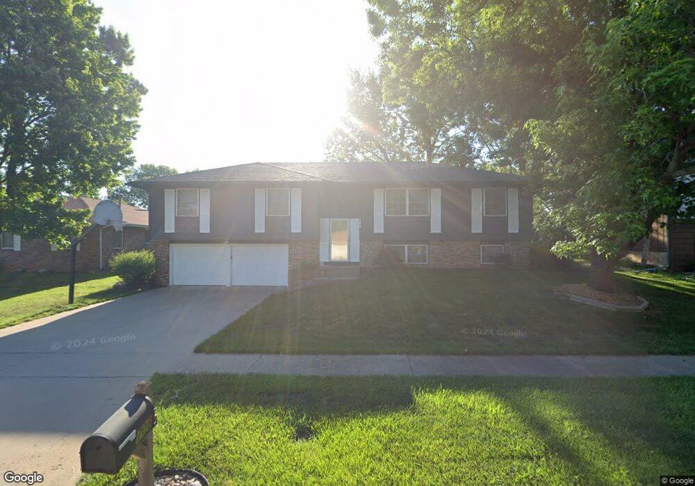 708 SW Prairie Ct, Topeka, KS 66606 - photo 1