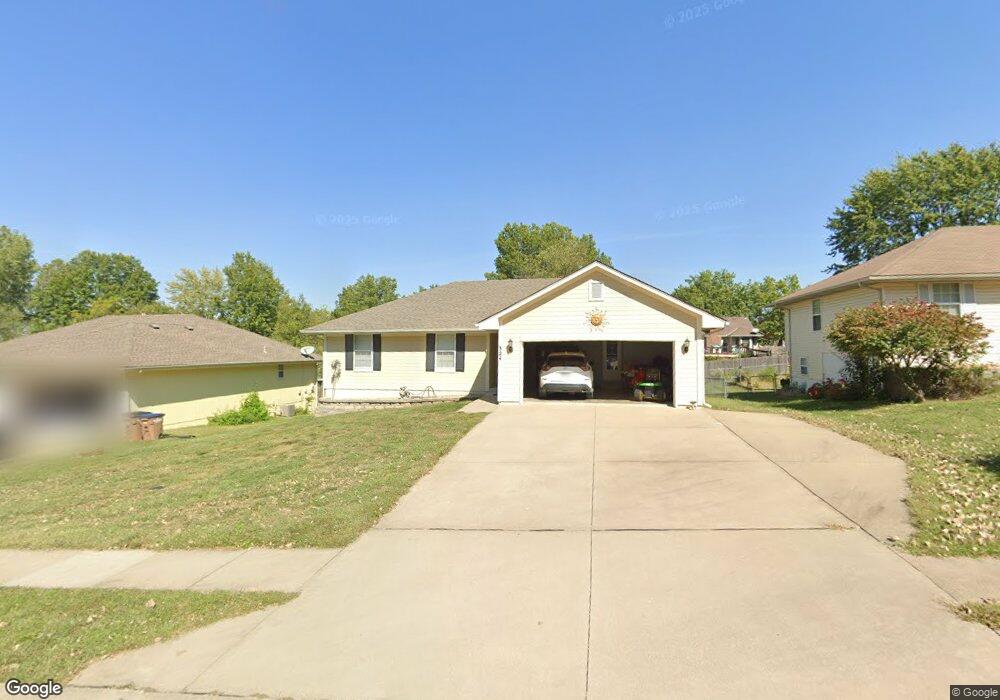 324 Shenandoah Dr, Raymore, MO 64083 - photo 1