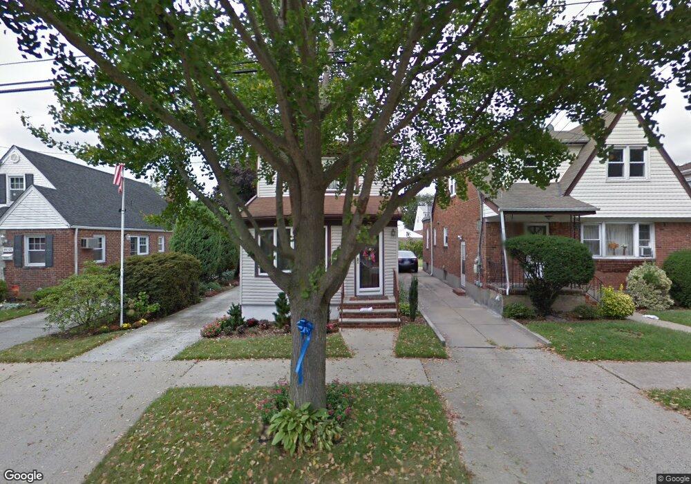 8564 262nd St, Floral Park, NY 11001 - photo 1