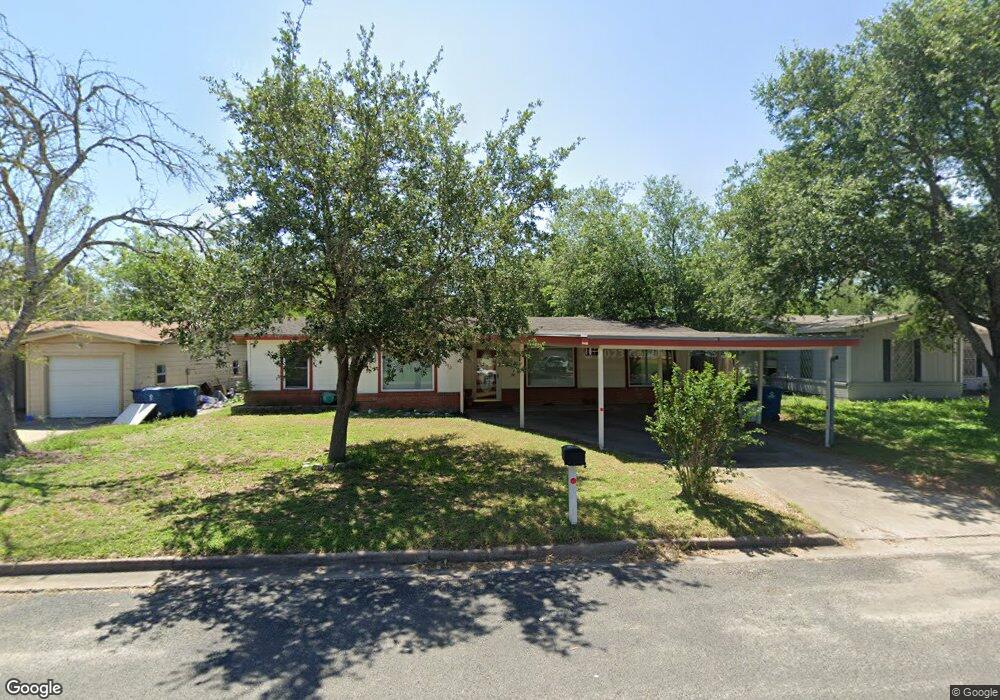 1512 E Bowie St, Beeville, TX 78102 - photo 1