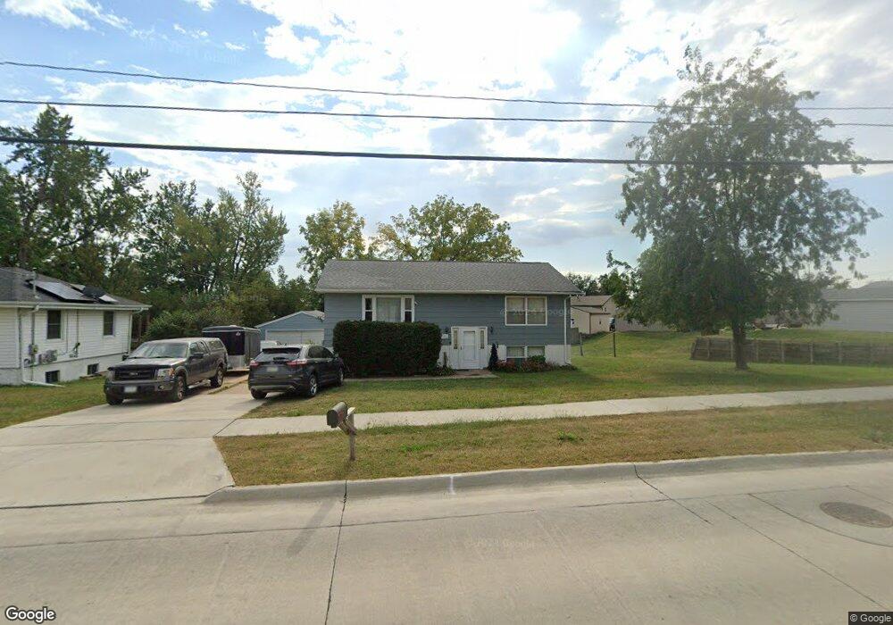 2260 C St SW, Cedar Rapids, IA 52404 - photo 1