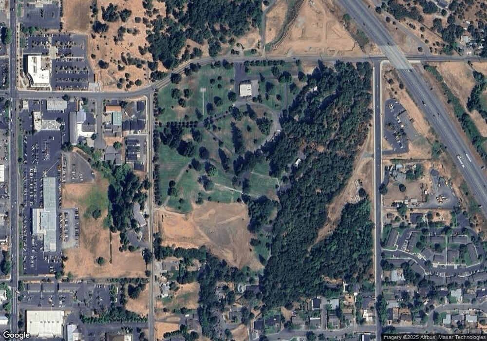 945 NE Hillcrest Dr, Grants Pass, OR 97526 - photo 1