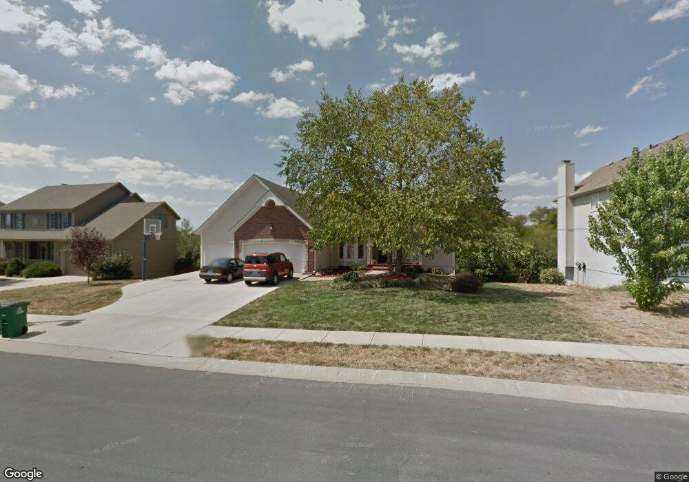 706 S Fox Ridge Dr, Raymore, MO 64083 - photo 1