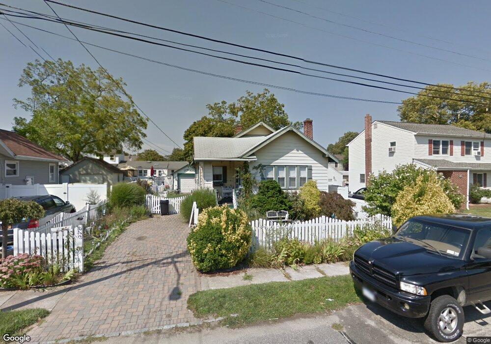 35 Pleasantview Ct, Copiague, NY 11726 - photo 1