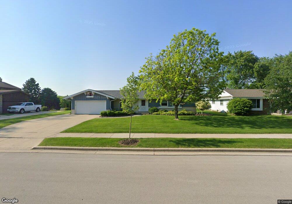 2106 Sunnyside Dr, Waukesha, WI 53186 - photo 1