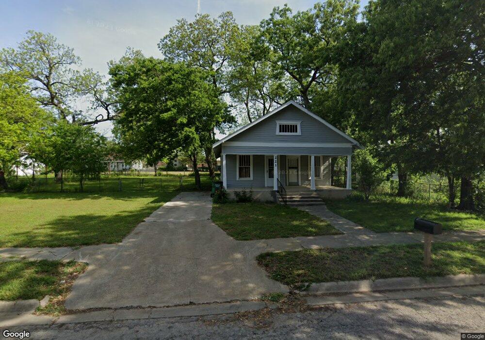 221 Mcclain St, Gainesville, TX 76240 - photo 1