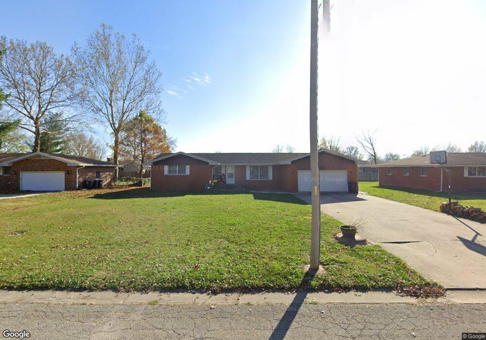 301 W Cedar Ave, Effingham, IL 62401 - photo 1