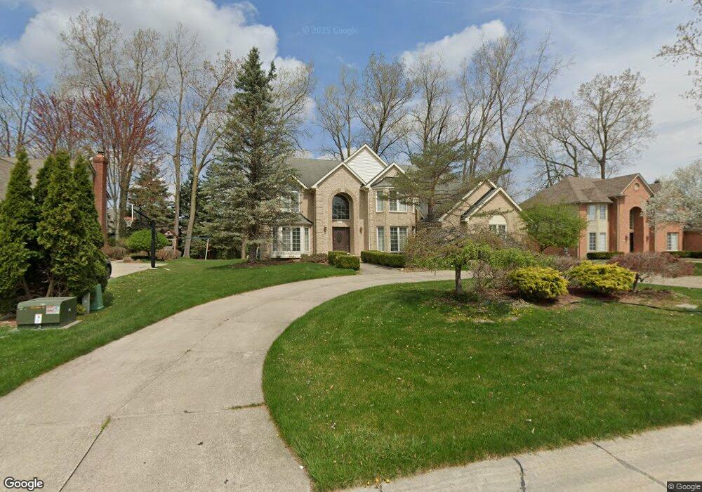1037 Oak Tree Ln, Bloomfield Hills, MI 48304 - photo 1