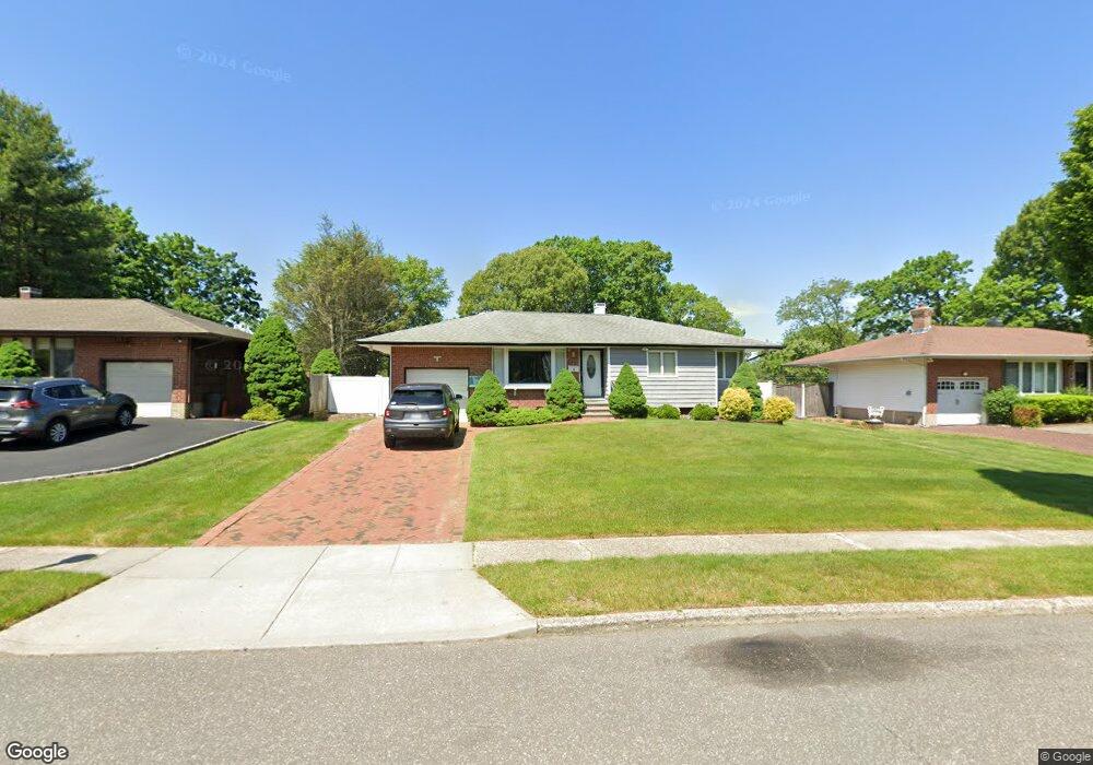 10 August Crescent, ComMacK, NY 11725 - photo 1