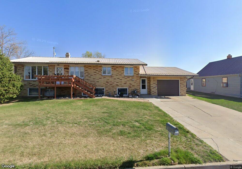 310 W Elm Ave, Glen Ullin, ND 58631 - photo 1