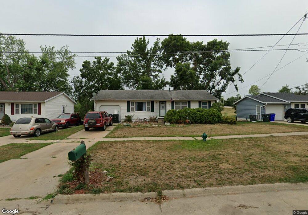 15 33rd Avenue Dr SW, Cedar Rapids, IA 52404 - photo 1