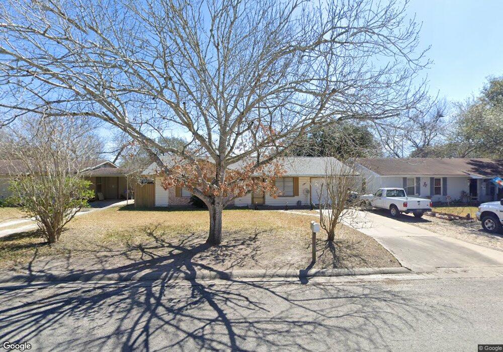 1106 E Hutchinson St, Beeville, TX 78102 - photo 1