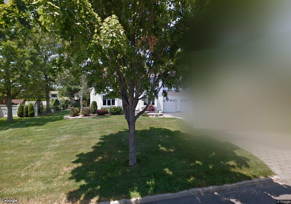 29 Oak Meadow Rd, ComMacK, NY 11725 - photo 1