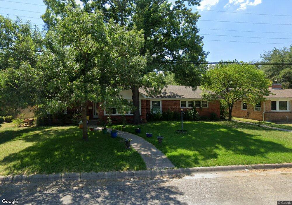 711 S Rusk St, Gainesville, TX 76240 - photo 1