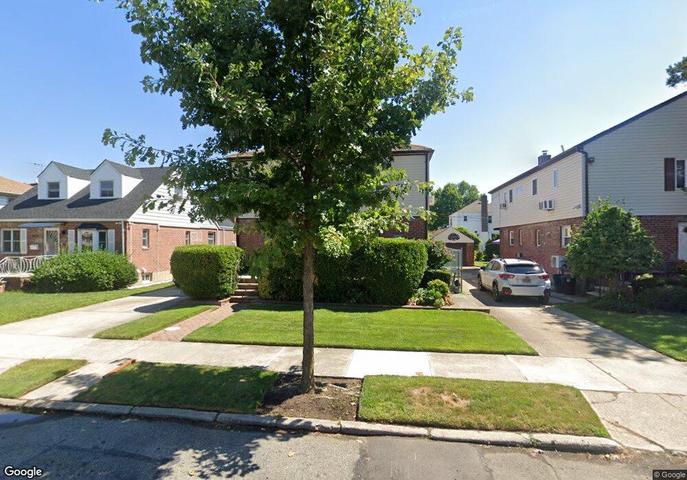 7517 170th St, Fresh Meadows, NY 11366 - photo 1