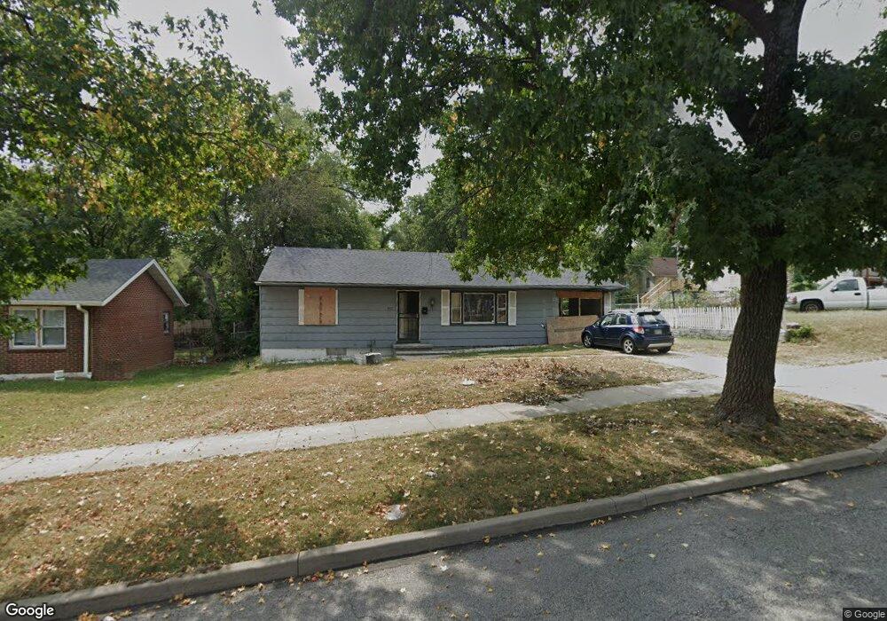 3515 E Gregory Blvd, Kansas City, MO 64132 - photo 1
