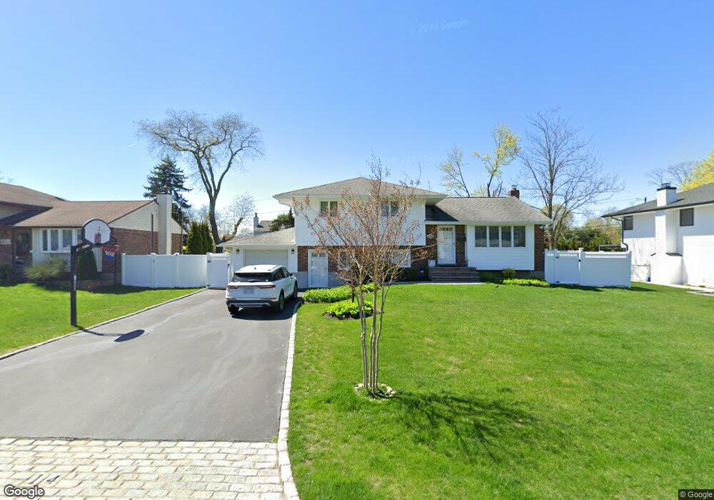 14 Sycamore Ln, ComMacK, NY 11725 - photo 1