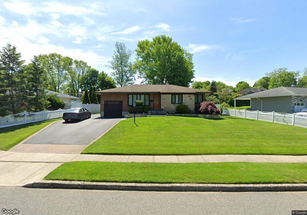 40 Donna Ln, ComMacK, NY 11725 - photo 1