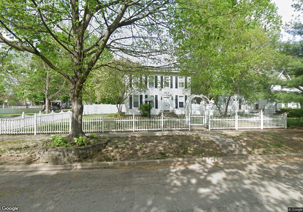 302 Delavan St, Lincoln, IL 62656 - photo 1