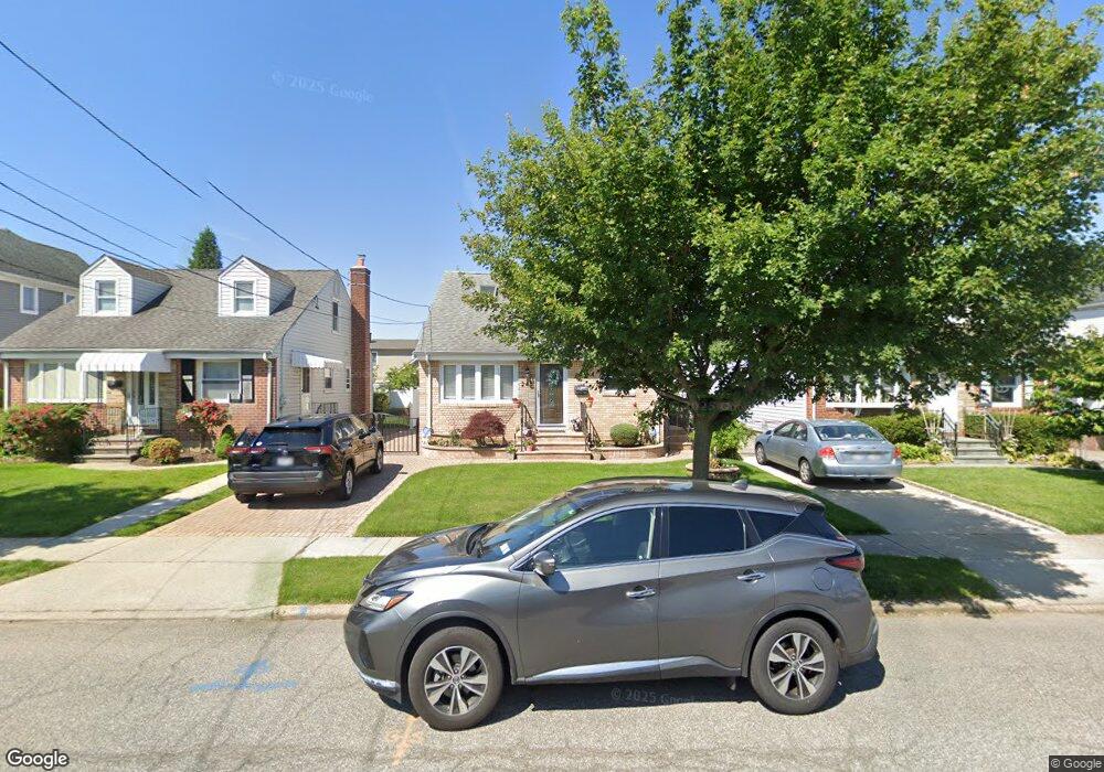 245 Mckinley Pkwy, Mineola, NY 11501 - photo 1