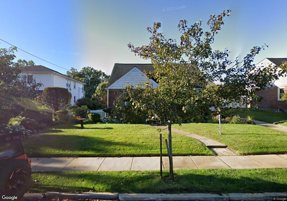 847 Oaks Dr, Franklin Square, NY 11010 - photo 1