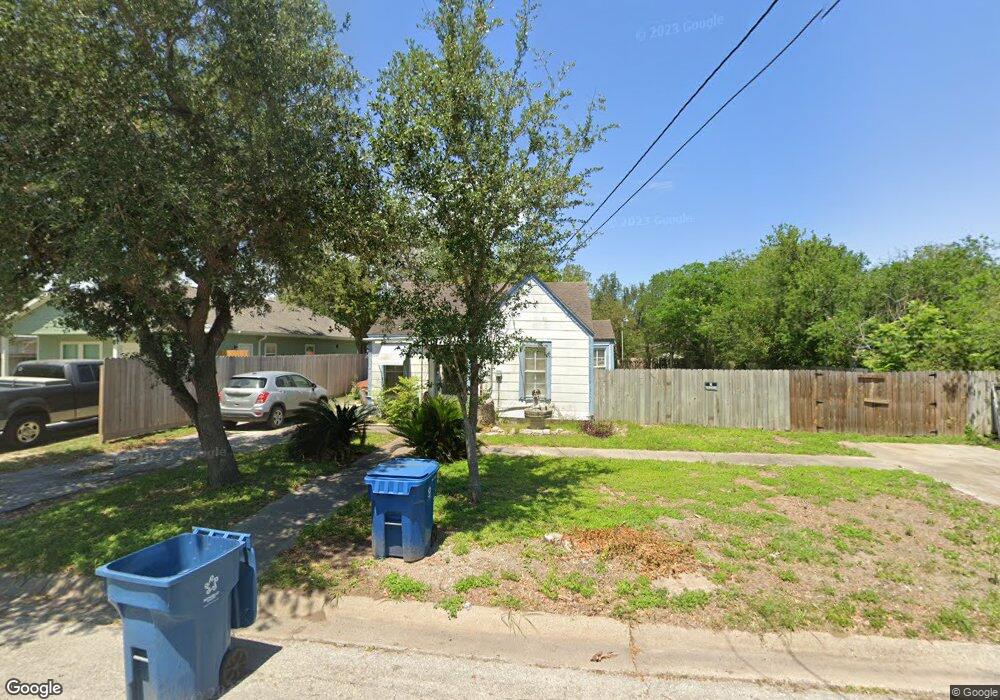 907 E Hutchinson St, Beeville, TX 78102 - photo 1