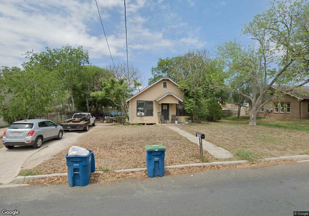 207 E Huntington St, Beeville, TX 78102 - photo 1