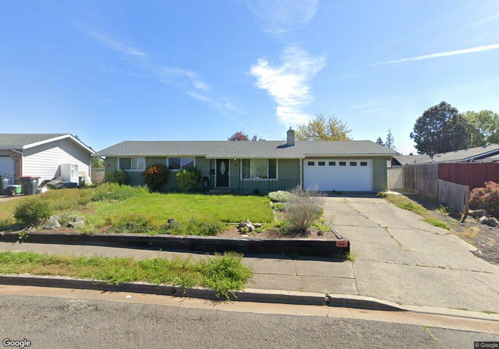 916 Crest Dr, Central Point, OR 97502 - photo 1