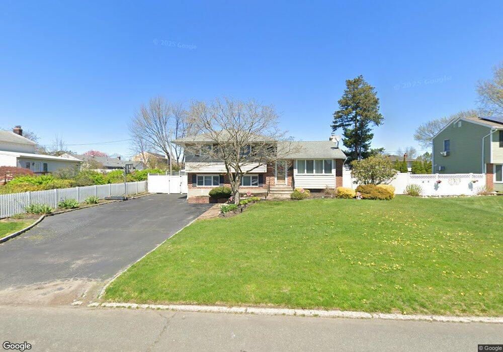 31 Violet Ln, ComMacK, NY 11725 - photo 1