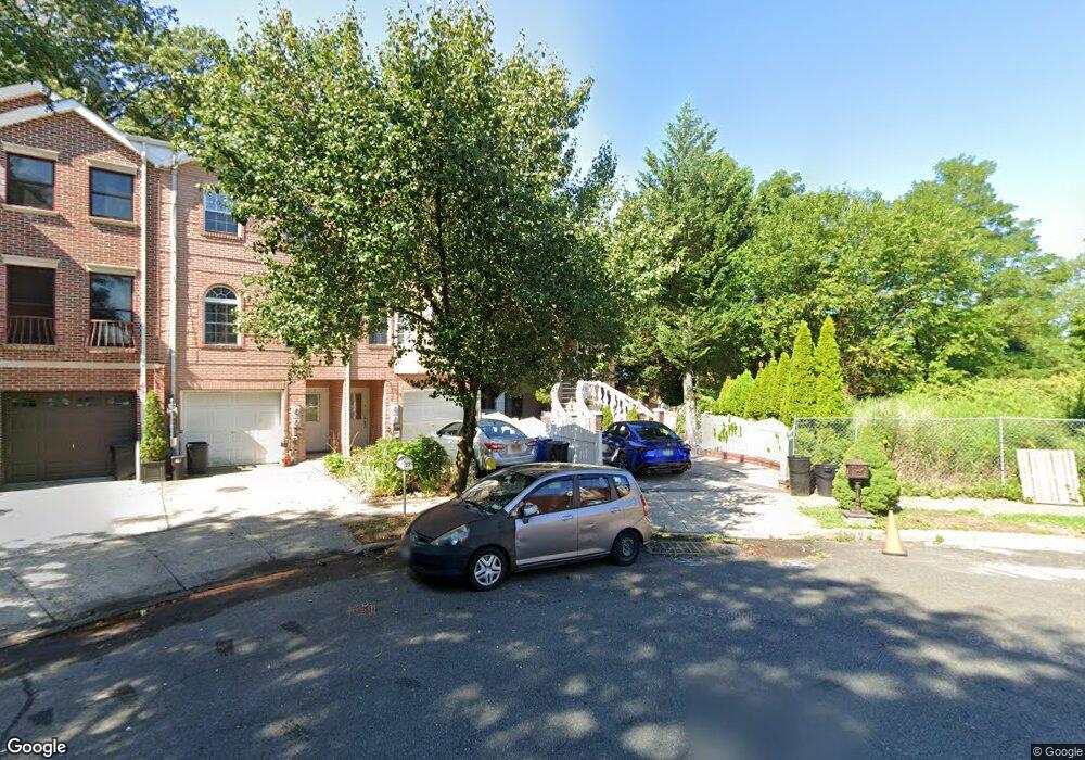 233 Wellington Ct, Staten Island, NY 10314 - photo 1