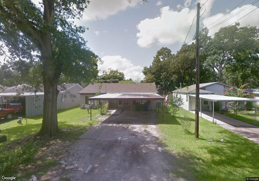 1021 W Phillips St, Alvin, TX 77511 - photo 1