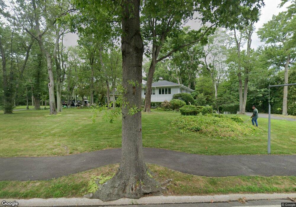 121 Hicks Ln, Great Neck, NY 11024 - photo 1