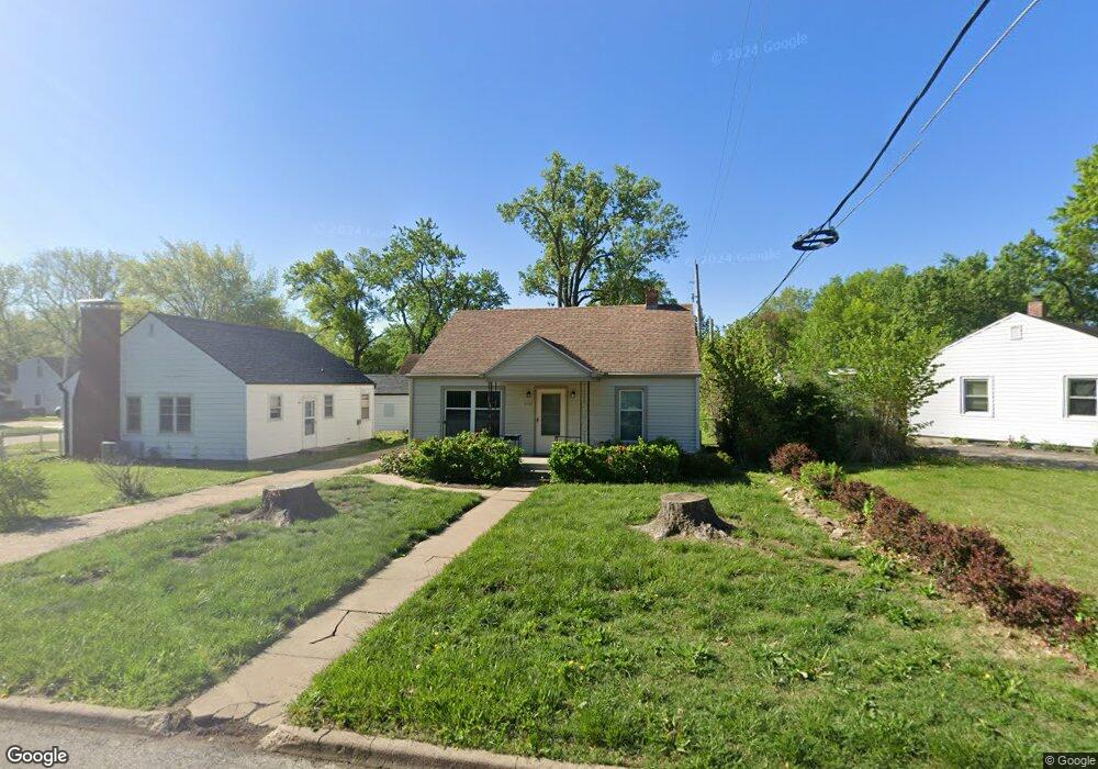 2705 SW 8th Ave, Topeka, KS 66606 - photo 1