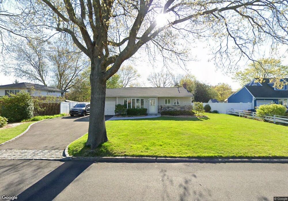 11 Niagara Ln, ComMacK, NY 11725 - photo 1