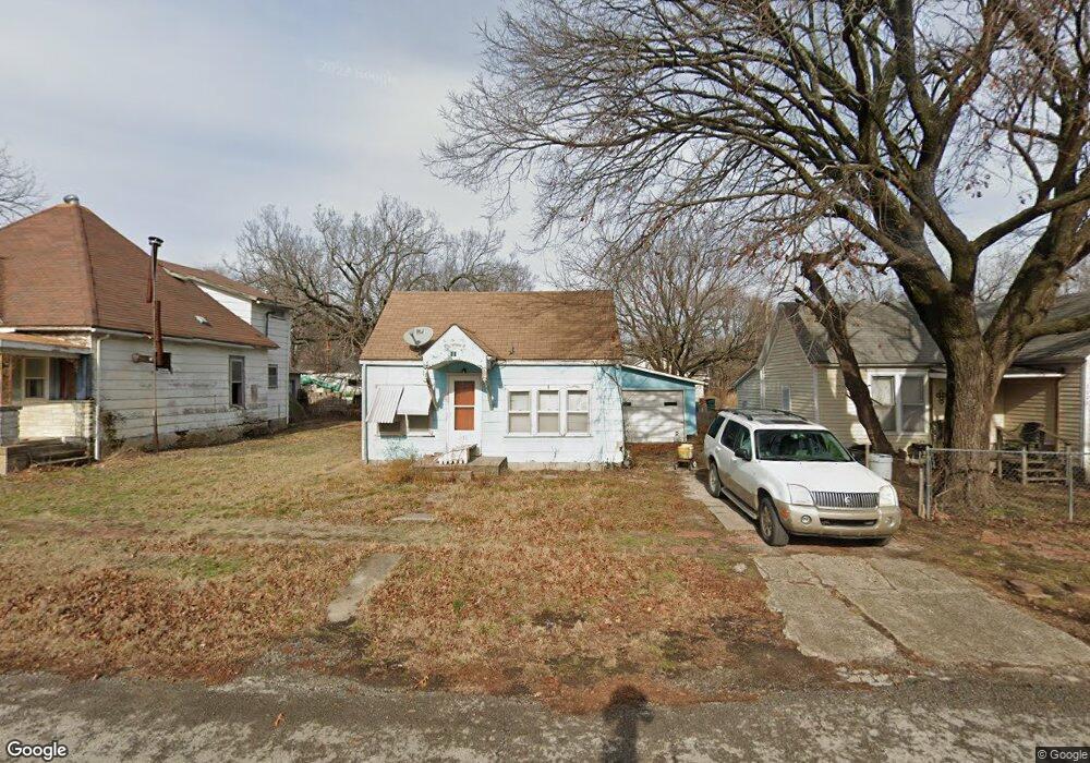 2005 Maple Ave, Parsons, KS 67357 - photo 1