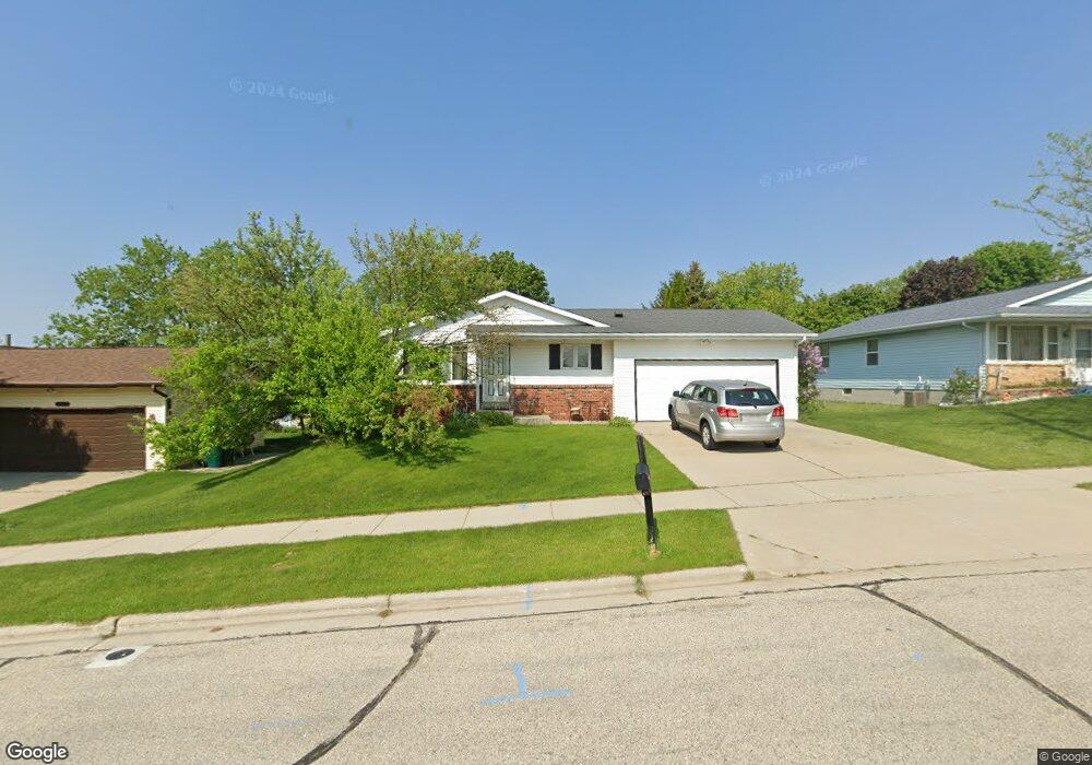 1004 Squire Ln, West Bend, WI 53090 - photo 1