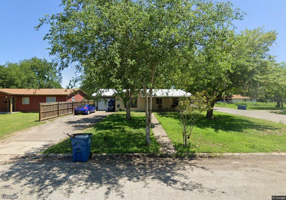 1300 N Hackberry St, Beeville, TX 78102 - photo 1
