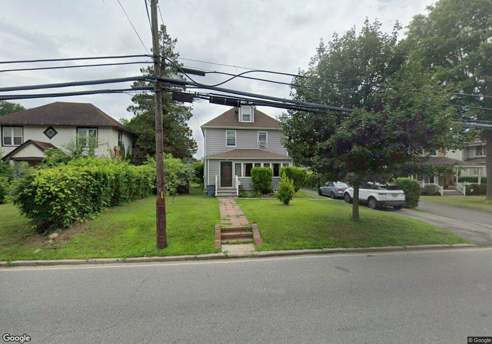 32 Hicks Ln, Great Neck, NY 11024 - photo 1