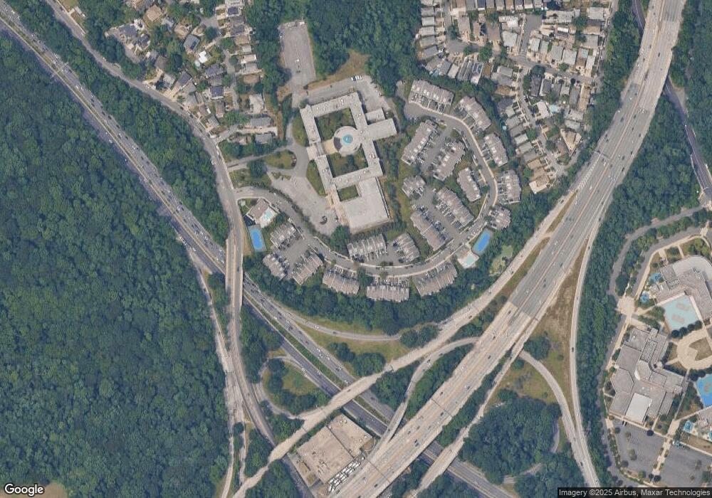 240-23A Oak Park Dr unit B, Little Neck, NY 11362 - photo 1