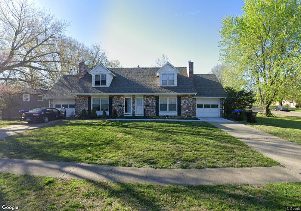 4917 SW 28th St, Topeka, KS 66614 - photo 1