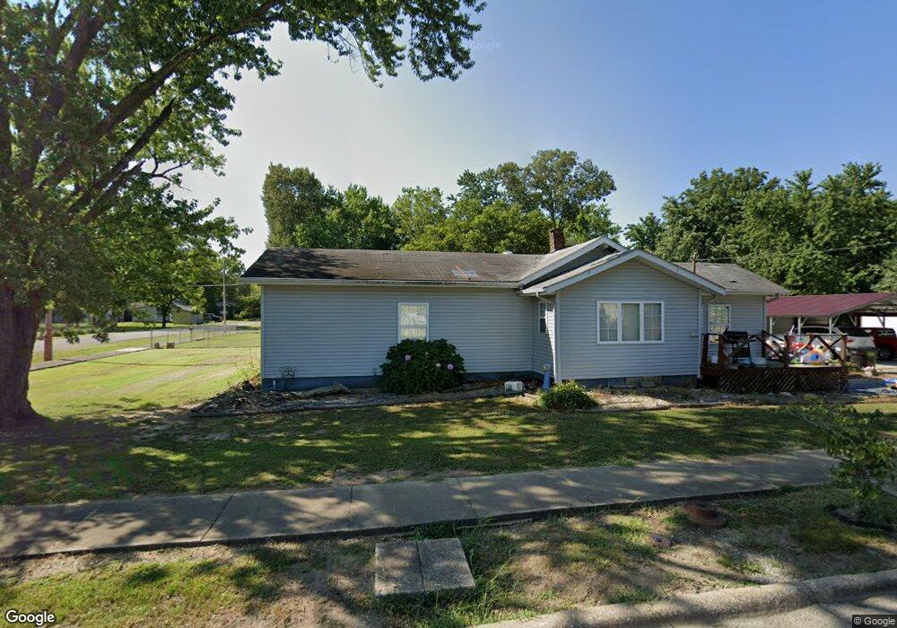 605 W Lincoln St, Harrisburg, IL 62946 - photo 1