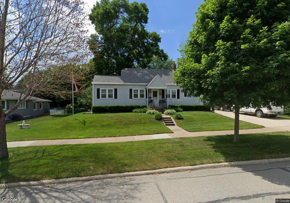 328 N Division St, Cedar Falls, IA 50613 - photo 1