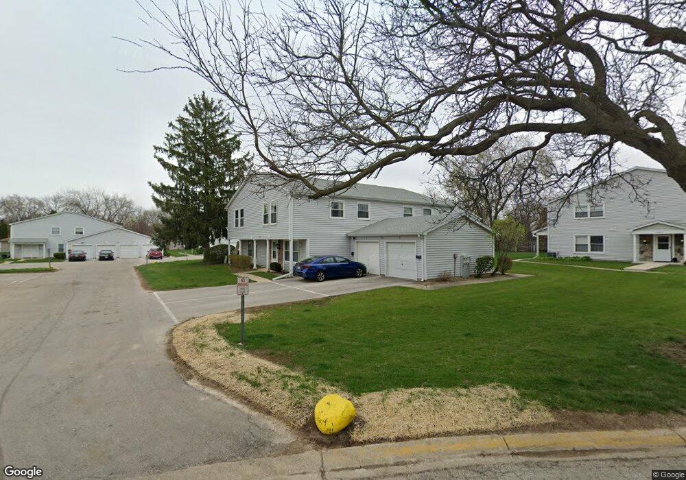 1352 S Glen Cir unit B, Aurora, IL 60506 - photo 1