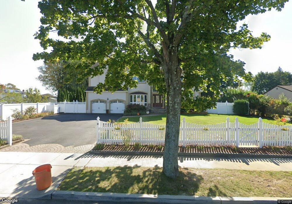 18 Scholar Ln, ComMacK, NY 11725 - photo 1