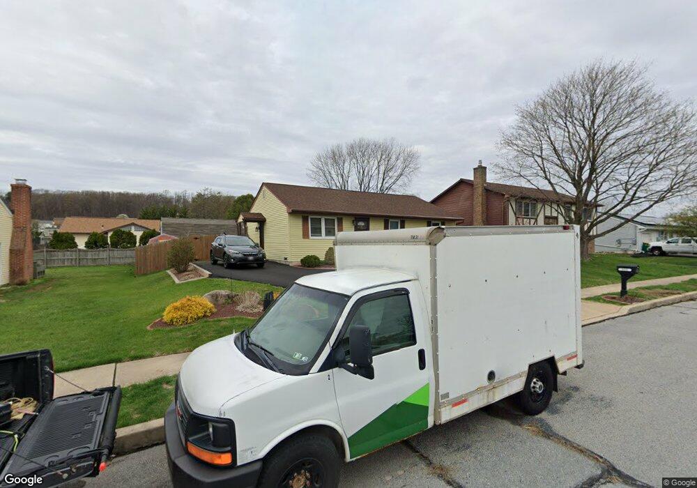 906 Blue Gate Ln, Reading, PA 19608 - photo 1