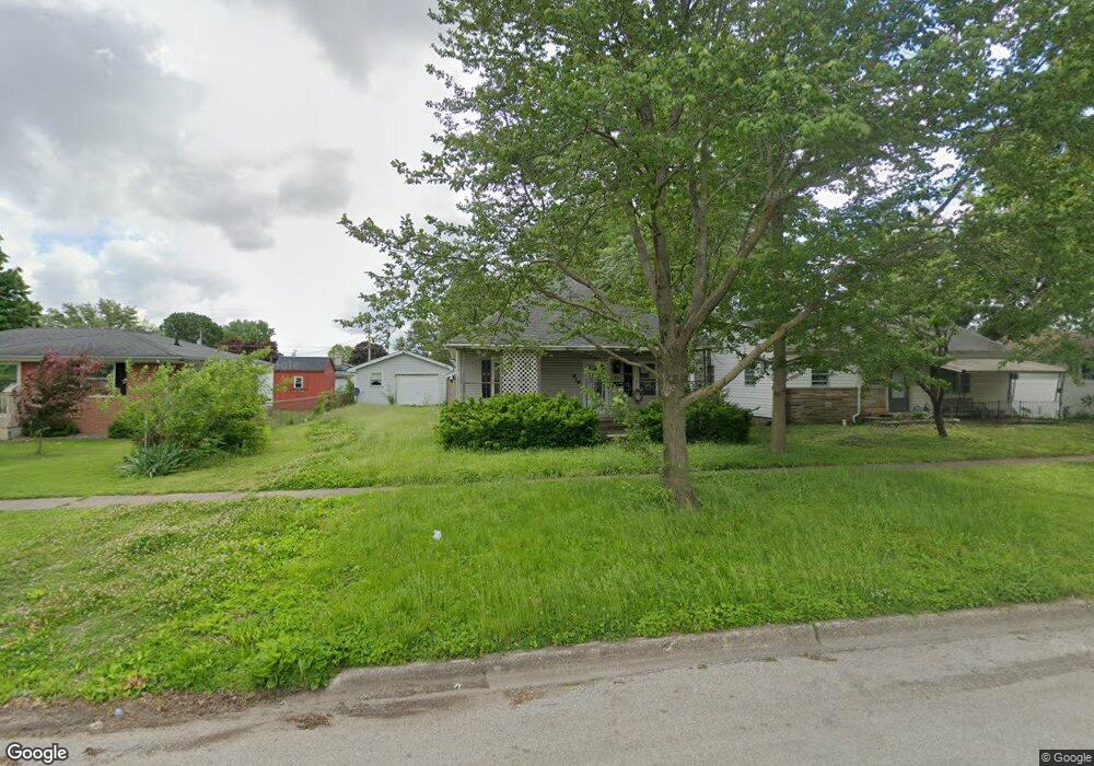 916 N 10th St, Mattoon, IL 61938 - photo 1