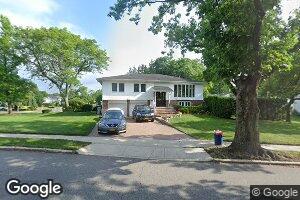 384 Old Courthouse Rd, New Hyde Park, NY 11040