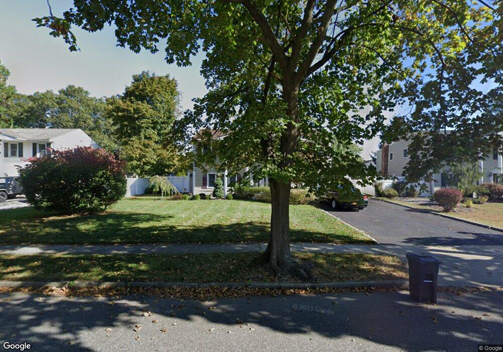 47 Wesleyan Rd, ComMacK, NY 11725 - photo 1