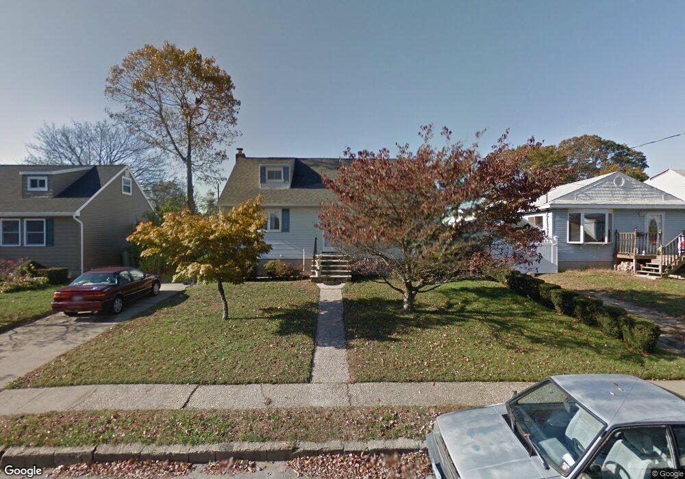 131 Verona Pkwy, Lindenhurst, NY 11757 - photo 1