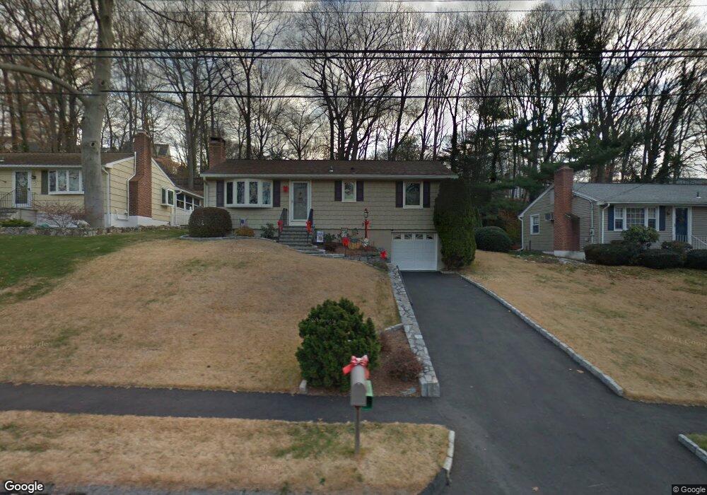 8 Cobblers Ln, Norwalk, CT 06851 - photo 1